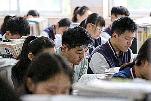纳雍维新中学高考复读政策